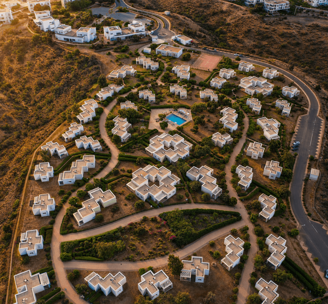 Vue drone à la verticale sur les toits du village
