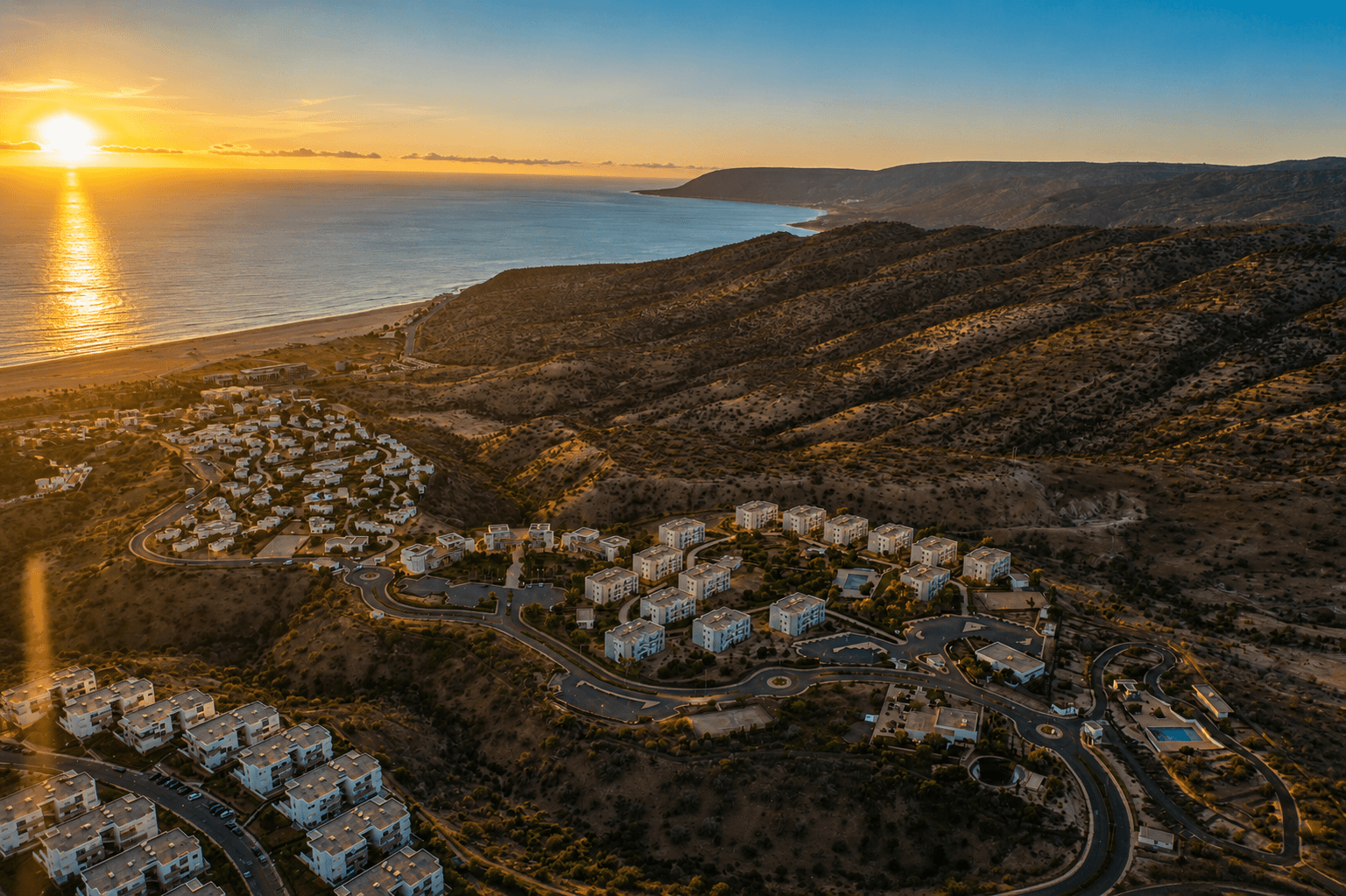 Vue drone de la côte au coucher du soleil